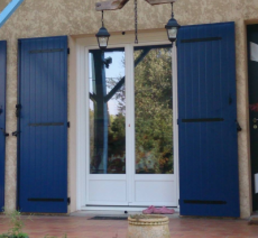 BM Boutique du menuisier porte fenêtre PVC et volets battants
