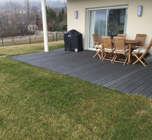 EVR terrasse en bois et gazon