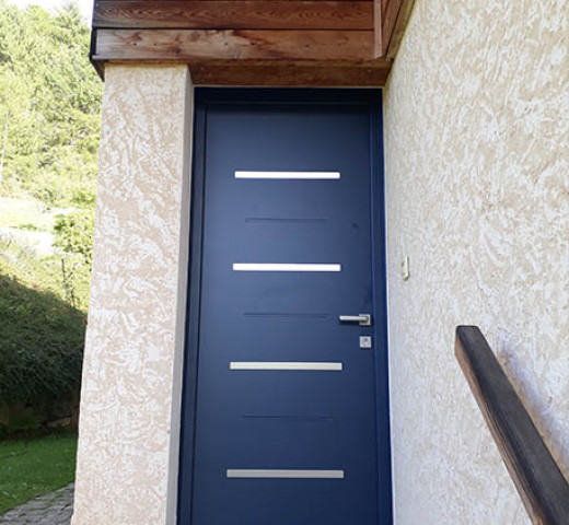 Porte d'entrée ajourée