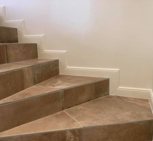 ABP menuiserie escalier plinthe moulurée