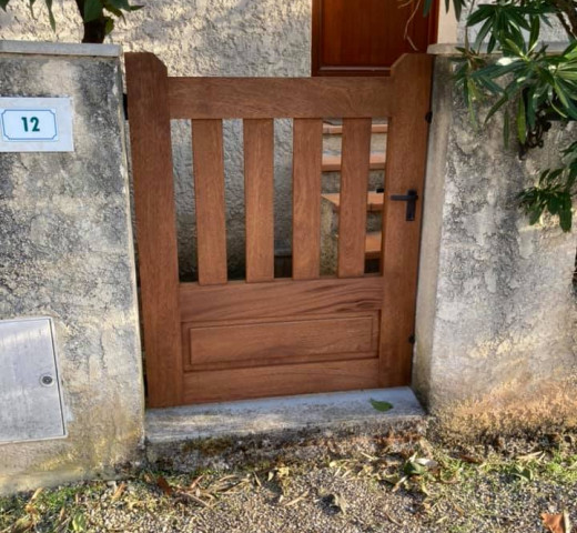 ABP menuiserie portail bois lasuré merisier