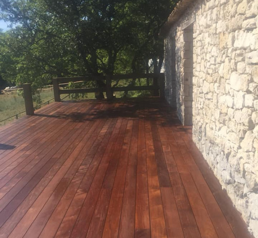 ABP menuiserie terrasse bois maison en pierre