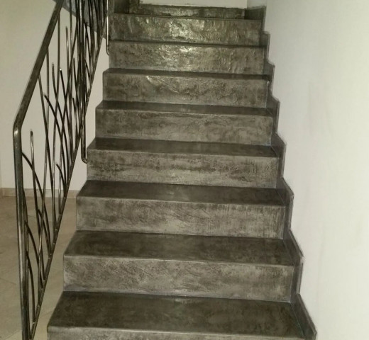 Escalier béton rampe fer forgé Wiik Décoration Rénovation La Batie Neuve rénovateur et créateur Cherche un Pro.fr Annuaire Artisan