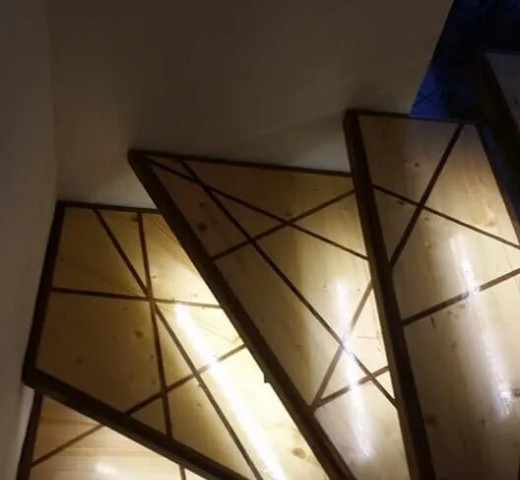 Escalier marches lumieuses Wiik Décoration Rénovation La Batie Neuve rénovateur et créateur Cherche un Pro.fr Annuaire Artisan