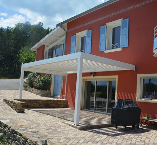 Pergola blanche SASU Boutique Serres Menuisier à Serres Cherche un pro.fr Annuaire Artisan