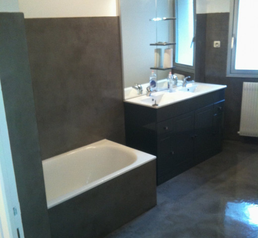 Salle de bains SDB béton ciré Wiik Décoration Rénovation La Batie Neuve rénovateur et créateur Cherche un Pro.fr Annuaire Artisan