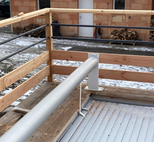 Barrière piscine mélèze et tube peinture thermolaquage RICCI Charpente Charpentier à Laragne Cherche un Pro.fr Annuaire Artisan