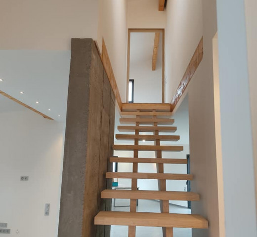 Peinture autour de l'escalier en bois Rémy Briand rénovateur à Mison Cherche un Pro.fr Annuaire Artisan