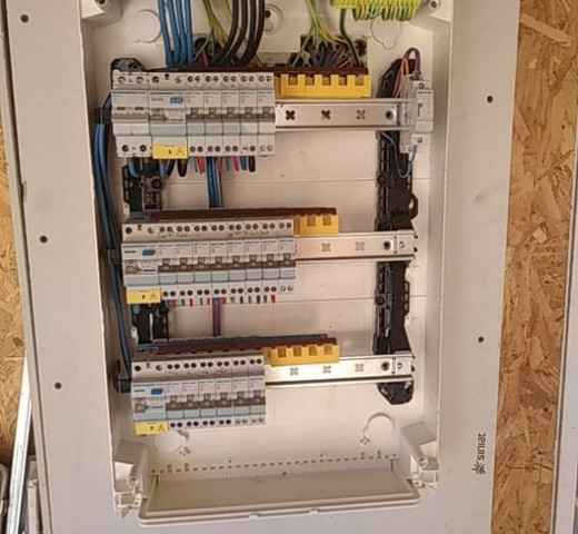 Coffret Florian MESCLE électricien à Montmaur 04 Cherche un Pro.fr Annuaire Artisan