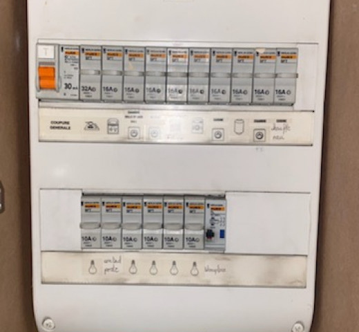 Tableau électrique avec disjoncteur automatique Markelec electricien à Marseille Cherche un Pro.fr Annuaire Artisan