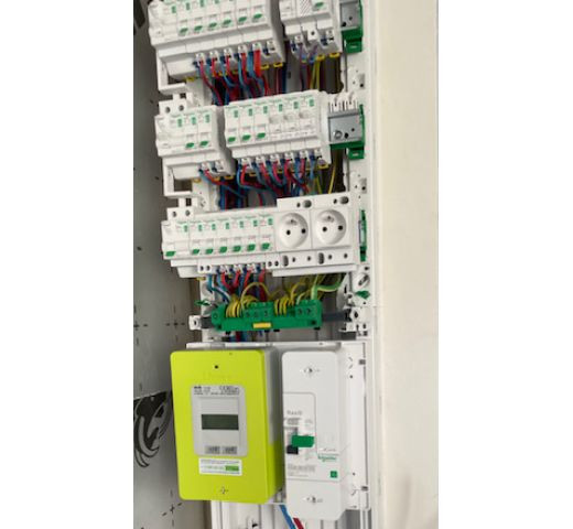 Tableau électrique multi entrées Cheik Ahmed Hachim electricien à Draveil 91 électricité générale dépannage électrique réseaux d'électricité cherche un pro.fr annuaire d'artisans locaux