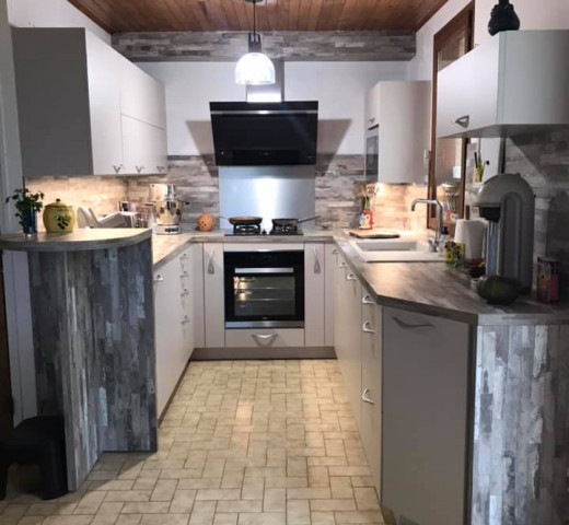 cuisine grise imitation bois cuisine teisseire cuisiniste à gap cuisine, dressing pour cuisine, placards de cuisine Cherche un Pro.fr Annuaire d'artisans locaux