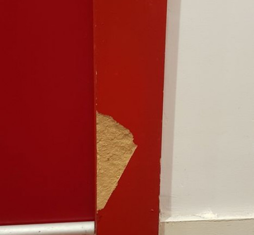 éclat porte rouge Retouch'UP - Rénovateur à Castries 34 - Restauration ameublement, restauration cuisine, menuiserie, aménagement d'intérieur - cherche un pro.fr Annuaire d’artisans locaux