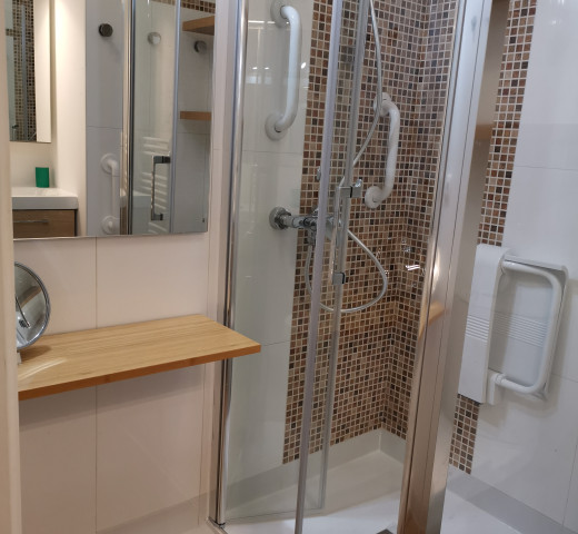 Plombier ADI 44 à Nantes aménagement douche paroi